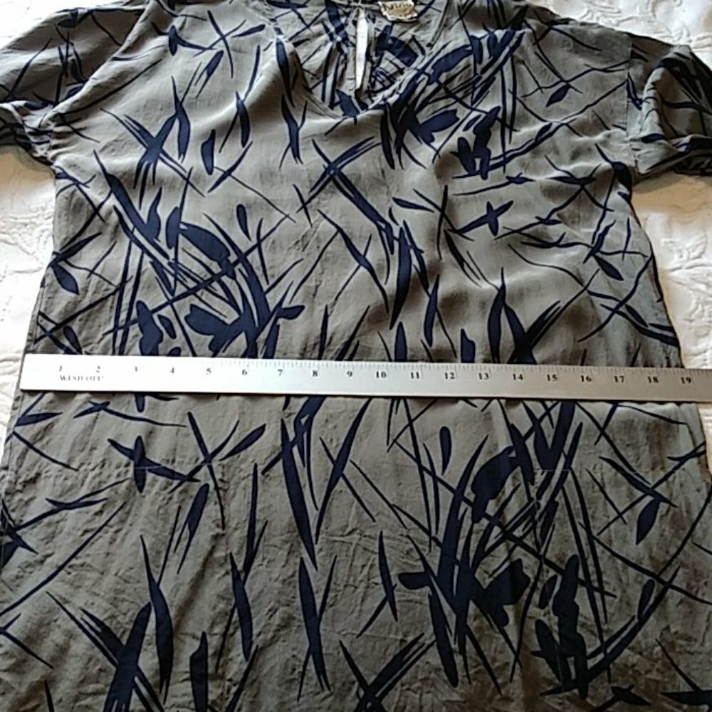 Krizia. 100% silk top  - Picture 12 of 12